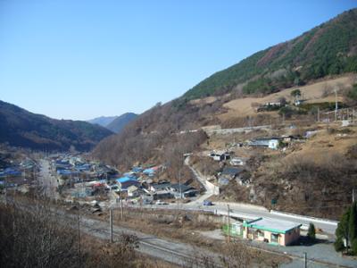 정선군 신동읍 예미리_선탄장터에서 바라본 함백역과 안경다리마을(2009년 11월)