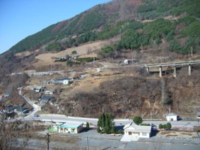정선군 신동읍 예미리_선탄장터에서 바라본 함백역과 장재터마을(2009년 11월)