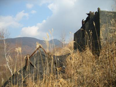 정선군 신동읍 예미리_함백광업소 선탄장 구조물 흔적과 경석더미(2009년 11월)