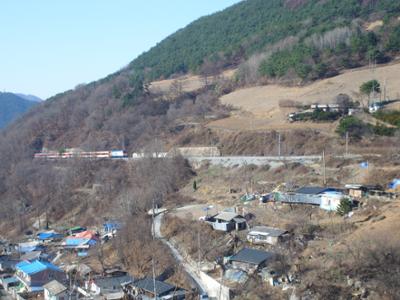 정선군 신동읍 예미리_장재터 마을 태백선 기차(2009년 11월)